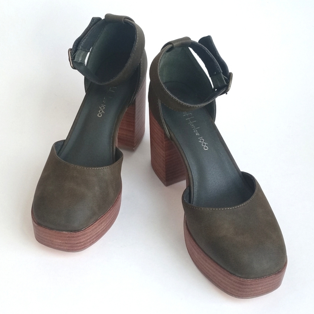 House of Harlow 1960 Olive Green Square Toe Ankle Strap Platform Heels 8M